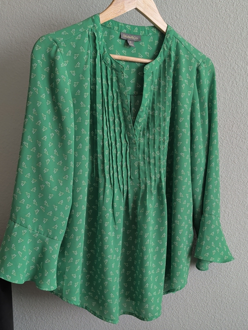 Style & Co. Green Pintuck Peasant Blouse with Ditsy Print